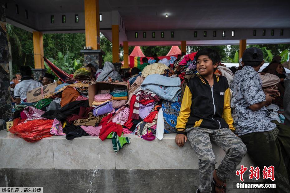 Indonésia: milhares de habitantes s?o evacuados para abrigos temporários   