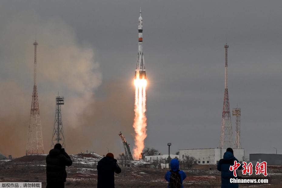 Rússia lan?a nave espacial tripulada com jornalista e turistas a bordo para Esta??o Espacial Internacional 