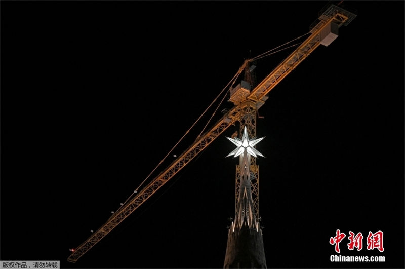 Espanha: nova estrela da Igreja Sagrada Família é iluminada