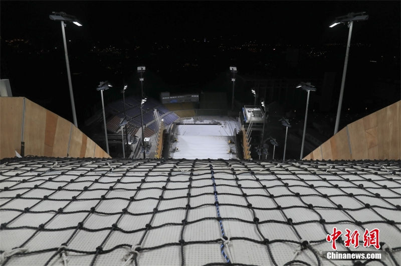 Salto de Esqui Shougang de Beijing se ocupa com produ??o de neve