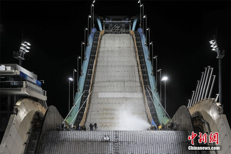 Salto de Esqui Shougang de Beijing se ocupa com produ??o de neve