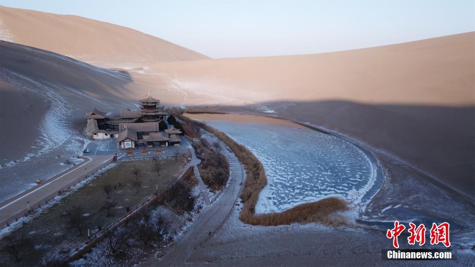 Galeria: queda de neve no lago crescente em Dunhuang