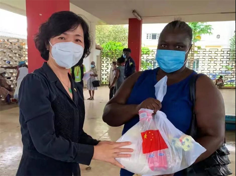 Embaixadora Xu Yingzhen e MTSFFP de S?o Tomé e Príncipe Adlander Costa de Matos participam em cerimónia de doa??o de alimentos