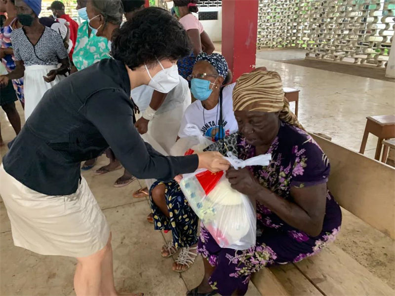 Embaixadora Xu Yingzhen e MTSFFP de S?o Tomé e Príncipe Adlander Costa de Matos participam em cerimónia de doa??o de alimentos