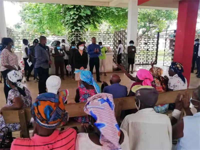 Embaixadora Xu Yingzhen e MTSFFP de S?o Tomé e Príncipe Adlander Costa de Matos participam em cerimónia de doa??o de alimentos