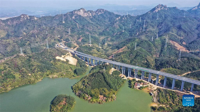 Constru??o da via expressa Guangzhou-Lianzhou está em andamento