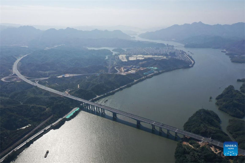 Constru??o da via expressa Guangzhou-Lianzhou está em andamento