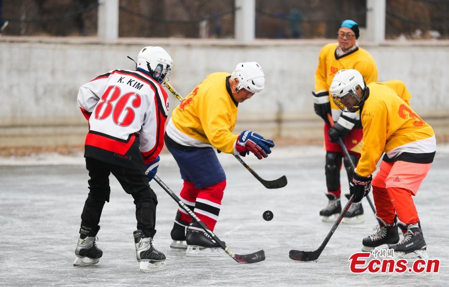 Aposentados formam equipe de hóquei no gelo para dar boas-vindas à Beijing 2022  