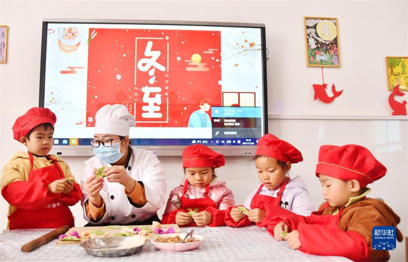 Crian?as fazem jiaozi para celebrar “Festival Dongzhi” 