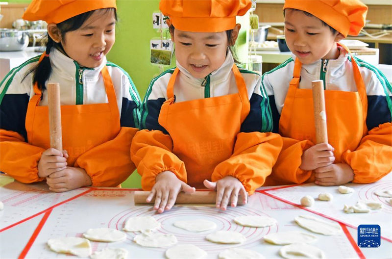 Crian?as fazem jiaozi para celebrar “Festival Dongzhi” 