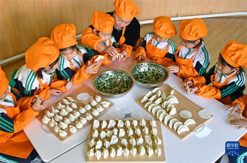 Crian?as fazem jiaozi para celebrar “Festival Dongzhi” 