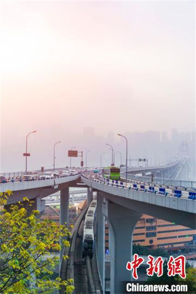 Chongqing: paisagem tridimensional de transporte na cidade montanhosa