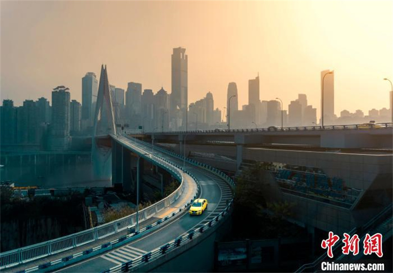 Chongqing: paisagem tridimensional de transporte na cidade montanhosa