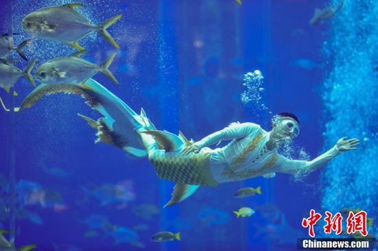 Primeira competi??o de performace de sereias chinesas come?a em Sanya