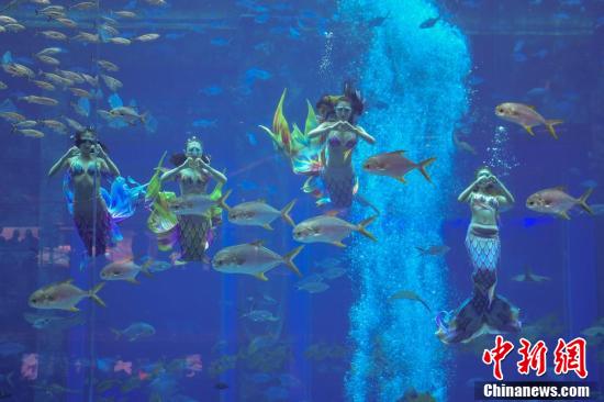 Primeira competi??o de performace de sereias chinesas come?a em Sanya