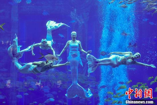 Primeira competi??o de performace de sereias chinesas come?a em Sanya