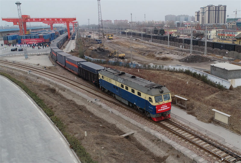 Primeiro trem Internacional da ferrovia China-Laos (Tailandia) na regi?o Beijing-Tianjin-Hebei parte de Shijiazhuang