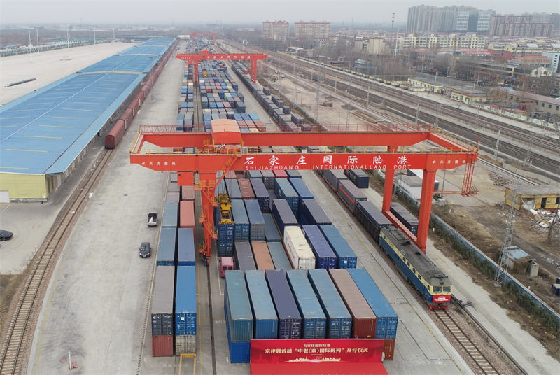 Primeiro trem Internacional da ferrovia China-Laos (Tailandia) na regi?o Beijing-Tianjin-Hebei parte de Shijiazhuang