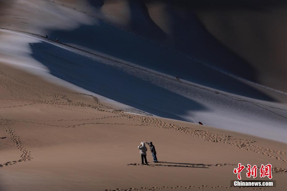 Gansu: varia??o de luz e de sombra no “mar de areia” em Dunhuang   