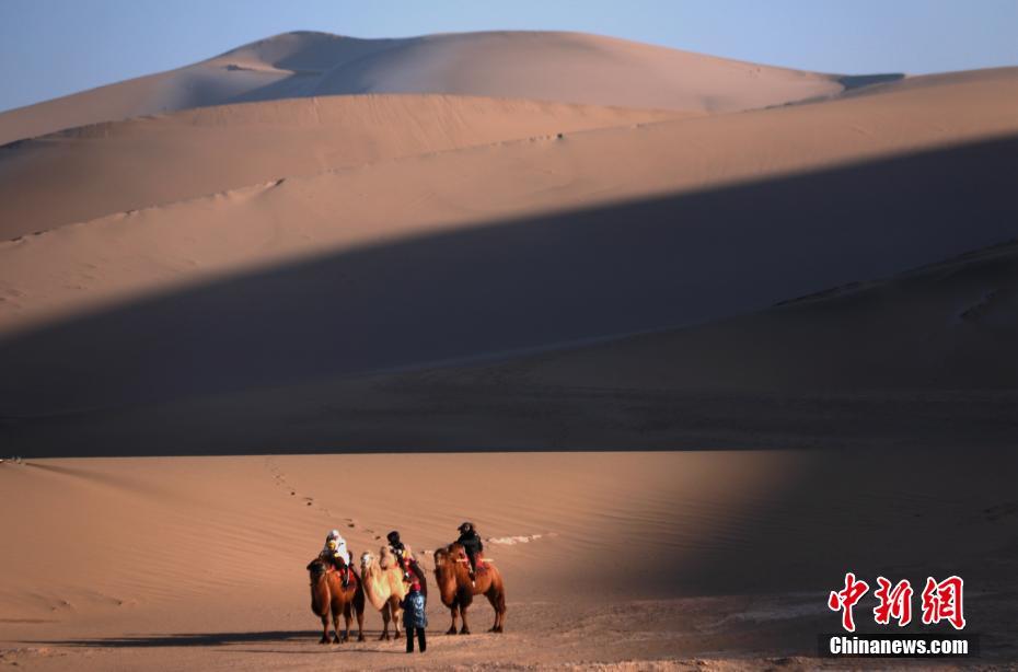 Gansu: varia??o de luz e de sombra no “mar de areia” em Dunhuang   