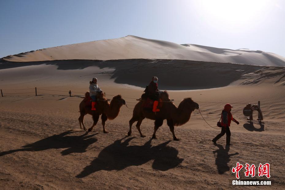 Gansu: varia??o de luz e de sombra no “mar de areia” em Dunhuang   