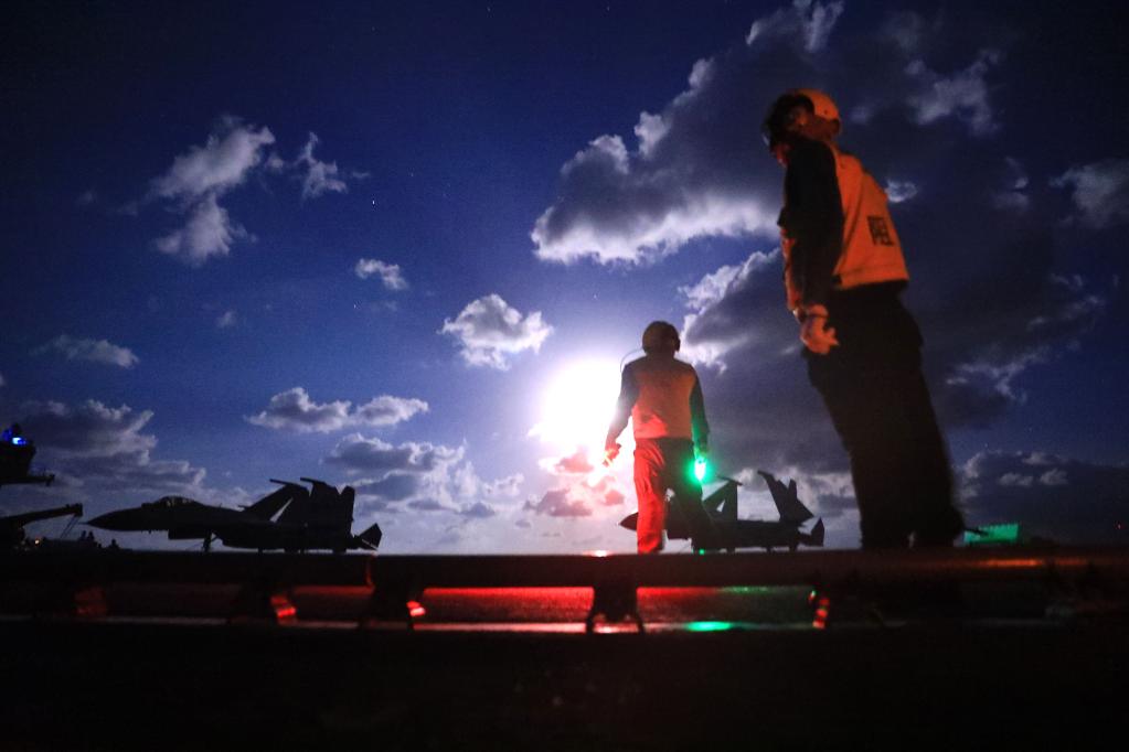 Forma??o chinesa com porta-avi?es conclui treinamento de combate em mar aberto