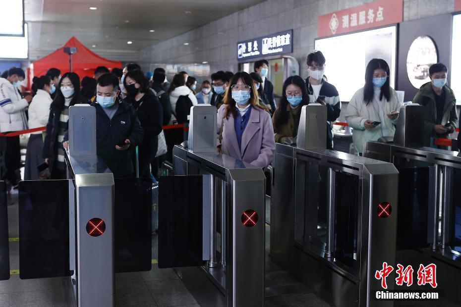 China: ferrovia atinge pico no retorno de passageiros no feriado de Ano Novo