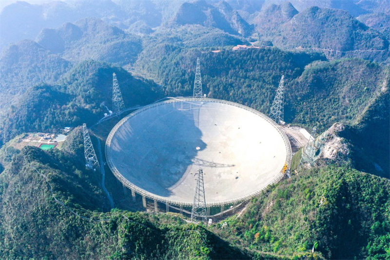 Telescópio FAST da China deteta campo magnético interestelar coerente