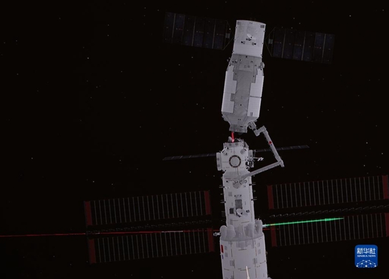 Bra?o robótico da Esta??o Espacial da China transp?e com sucesso uma nave de carga