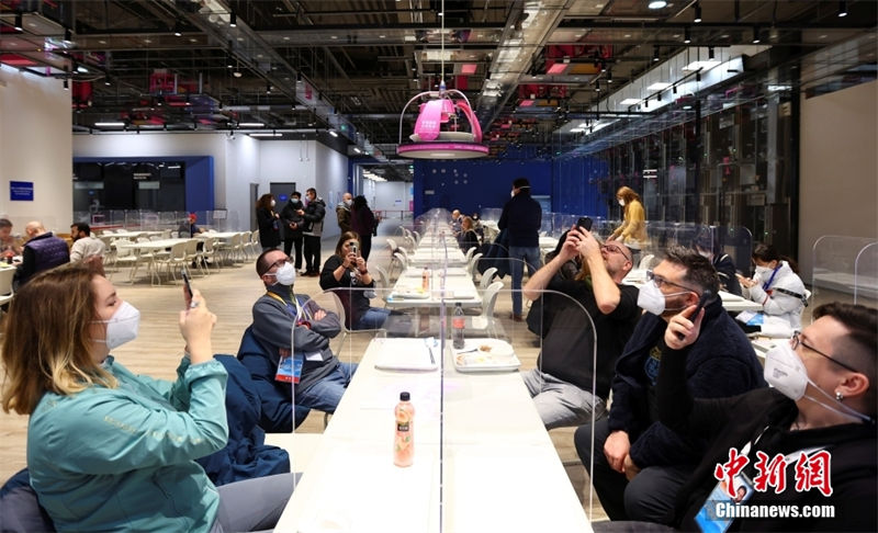 Beijing 2022: rob?s oferecem servi?os inteligentes em restaurante do centro de mídia