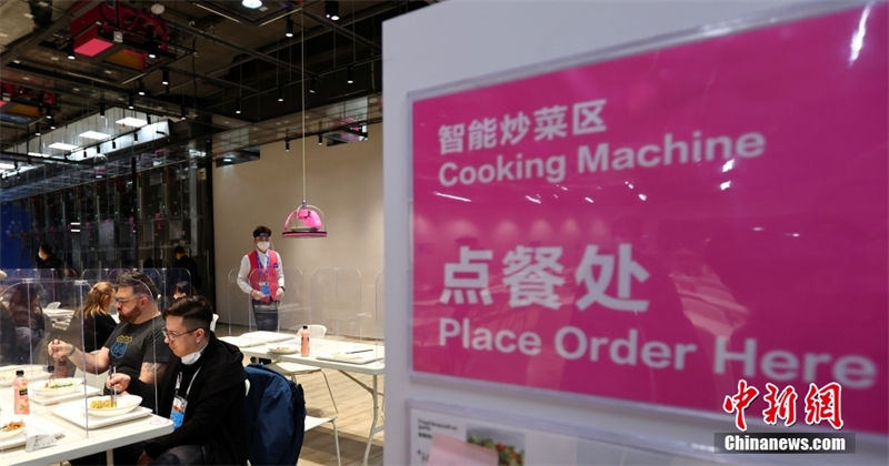 Beijing 2022: rob?s oferecem servi?os inteligentes em restaurante do centro de mídia