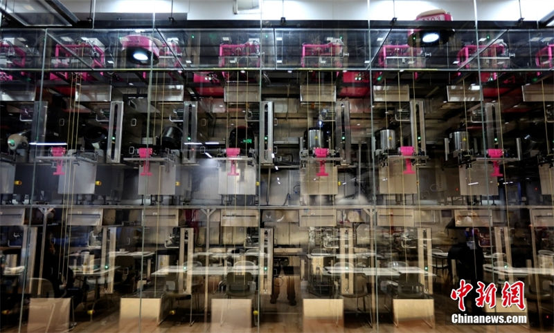 Beijing 2022: rob?s oferecem servi?os inteligentes em restaurante do centro de mídia