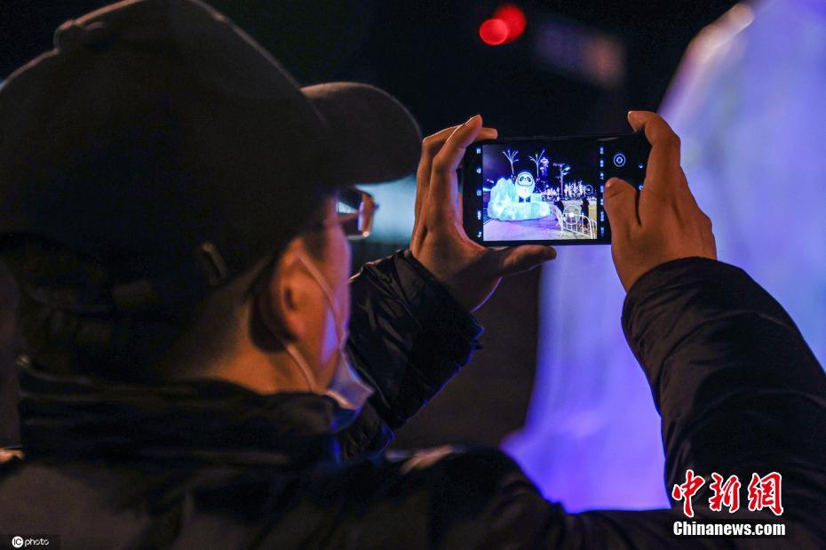 Mascotes de Beijing 2022 instaladas nas ruas de Beijing atraem visitantes