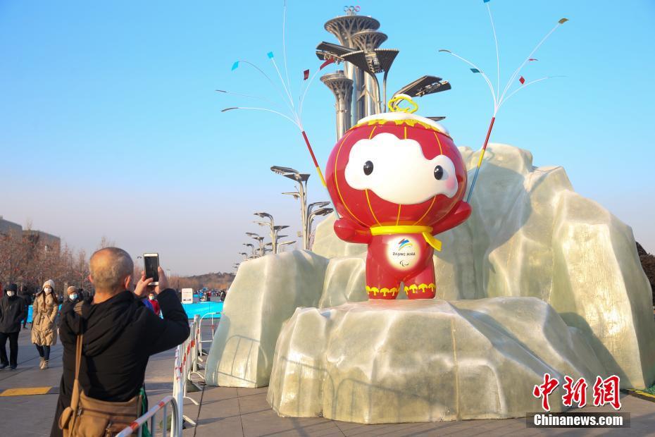 Mascotes de Beijing 2022 instaladas nas ruas de Beijing atraem visitantes