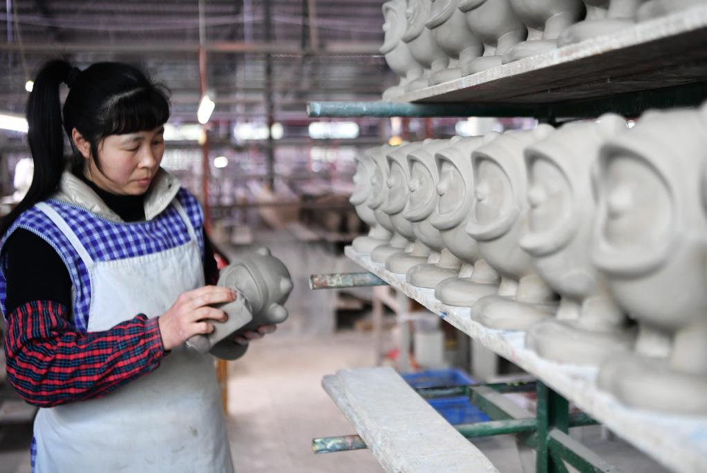 Fujian: fábrica de porcelana produz mascotes olímpicas de Beijing 2022