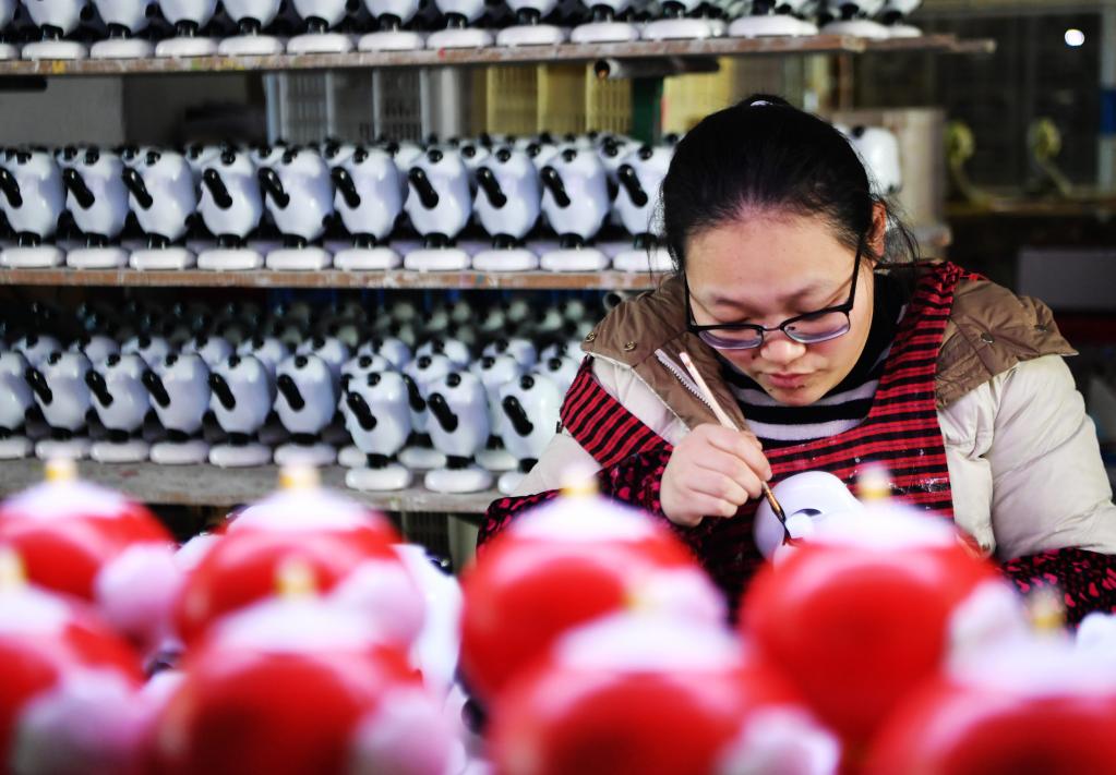 Fujian: fábrica de porcelana produz mascotes olímpicas de Beijing 2022