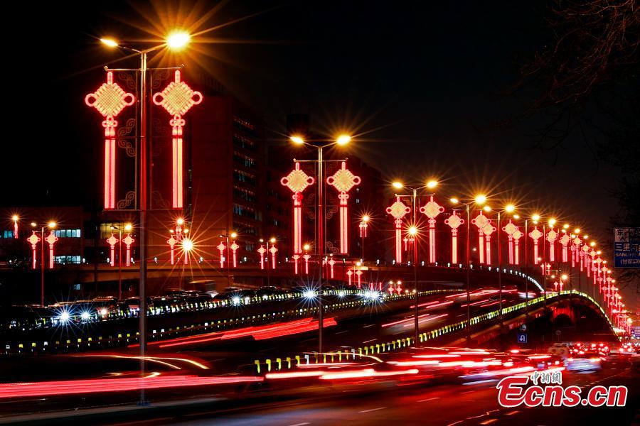 Beijing: decora??es festivas iluminam avenida Chang'an