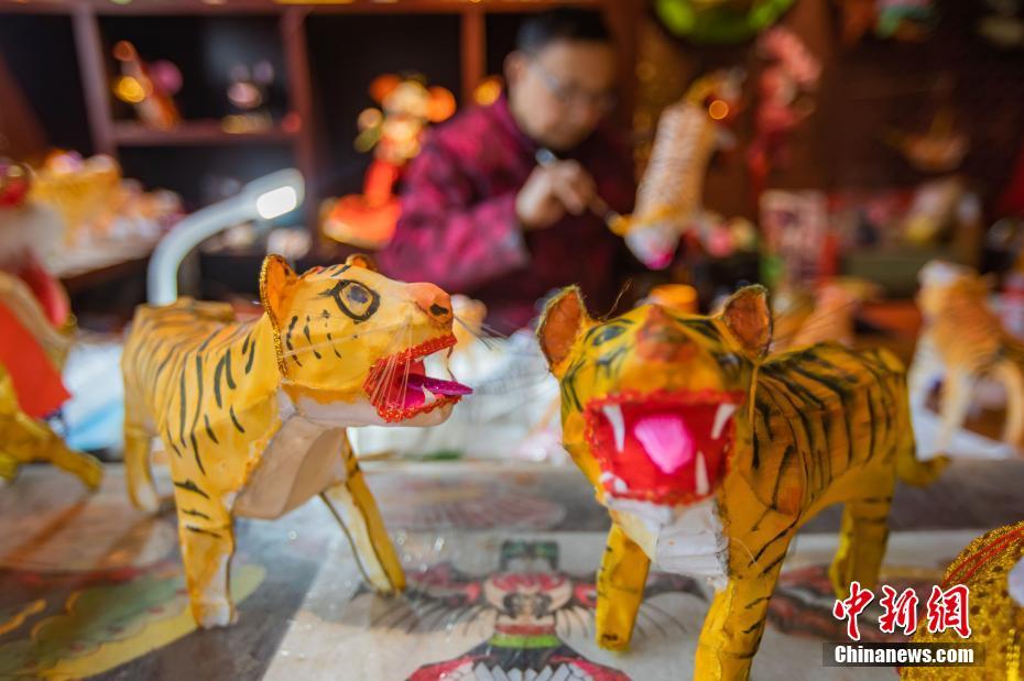 Artistas folclóricos de Nanjing fazem lanternas de 