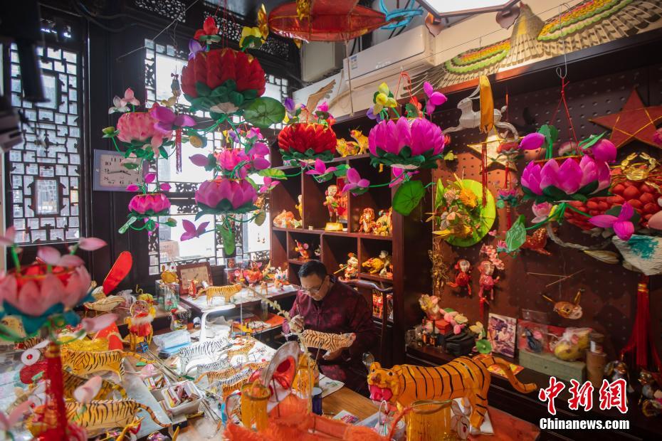 Artistas folclóricos de Nanjing fazem lanternas de 