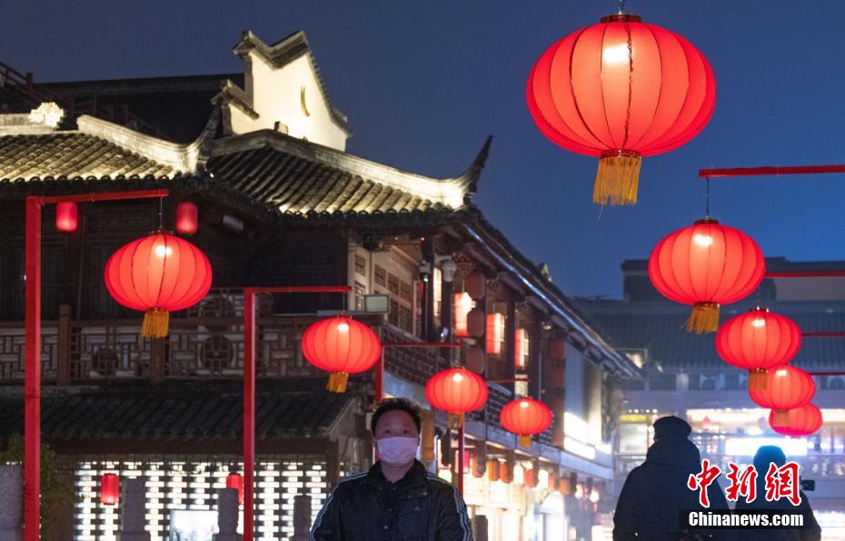 Nanjing: decora??es com luzes iluminam a cidade