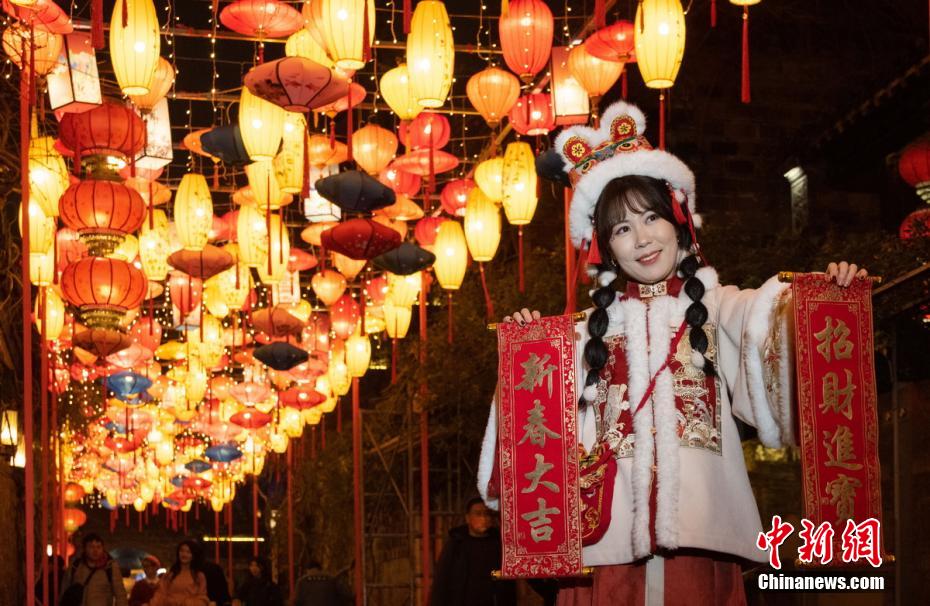 Nanjing: decora??es com luzes iluminam a cidade