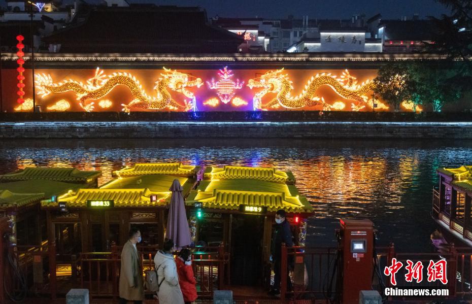 Nanjing: decora??es com luzes iluminam a cidade