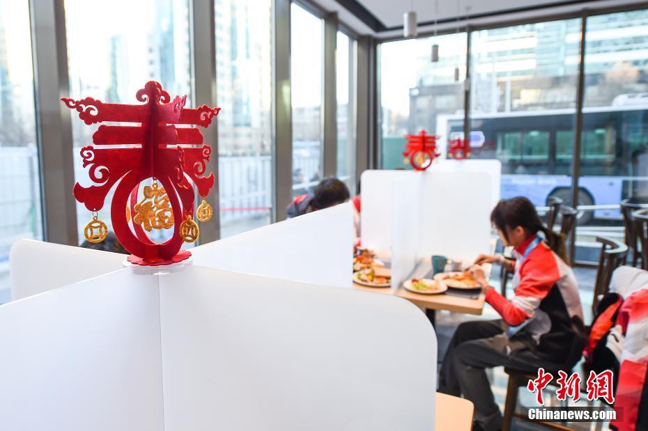 Instala??es das Olimpíadas de Inverno decoradas para receber o Ano do Tigre