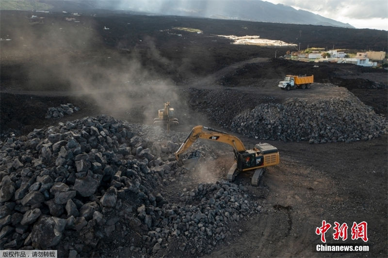 Espanha inicia trabalhos de escava??o em regi?es afetadas por acumula??o de cinzas vulcanicas