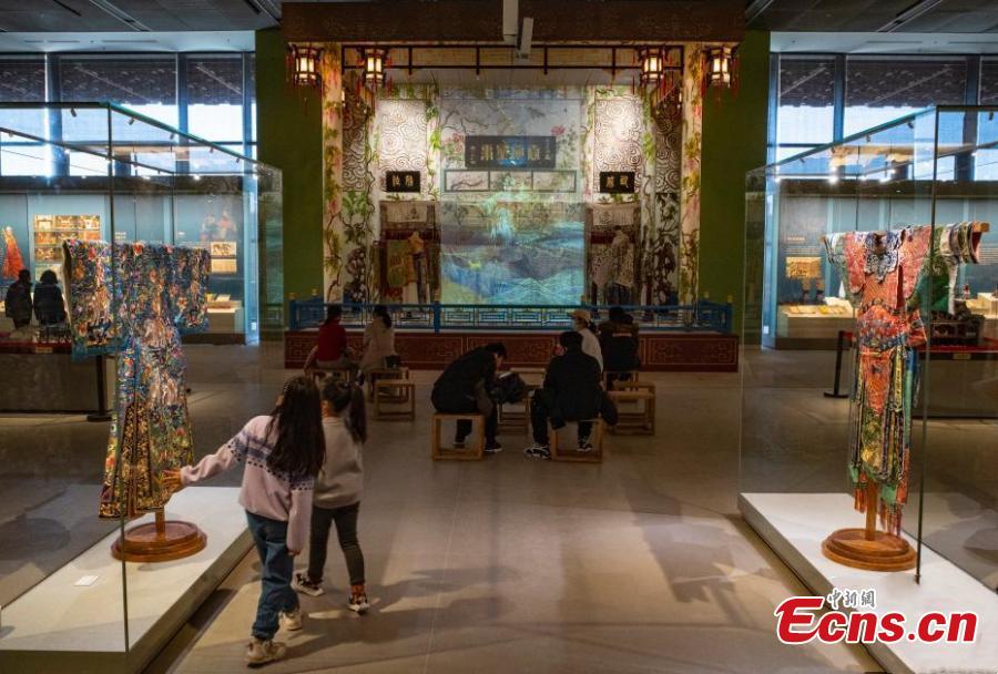 Exposi??o de artesanato tradicional chinês é inaugurada em Beijing