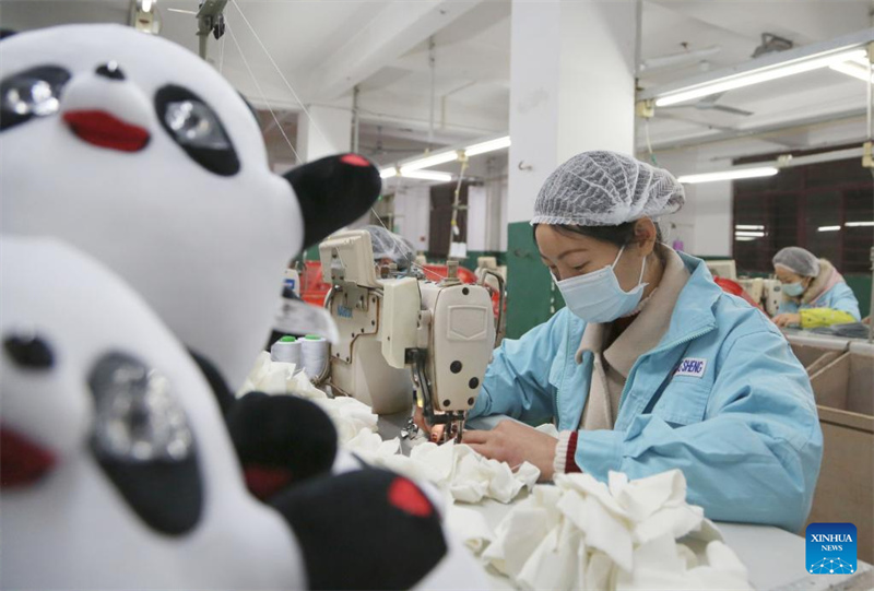 Fabricante em Jinjiang retoma produ??o de “Bing Dwen Dwen”