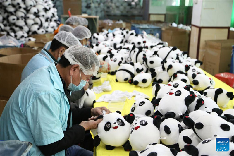 Fabricante em Jinjiang retoma produ??o de “Bing Dwen Dwen”