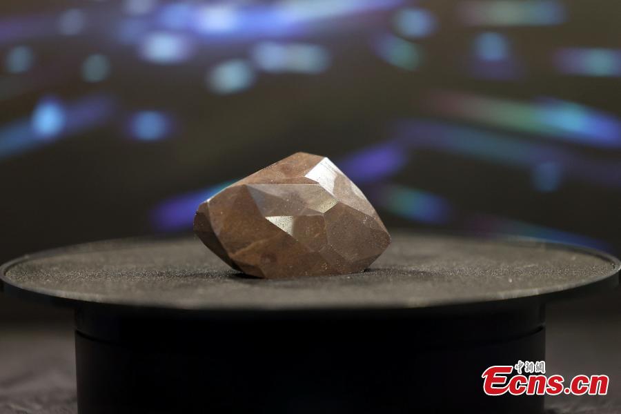 Maior diamante negro lapidado do mundo vendido por 4,3 milh?es de dólares