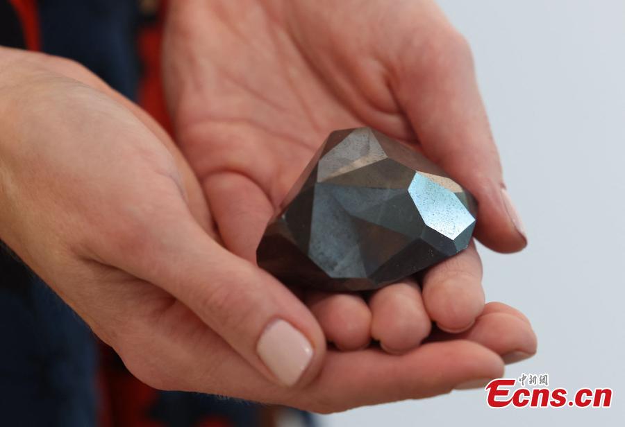 Maior diamante negro lapidado do mundo vendido por 4,3 milh?es de dólares