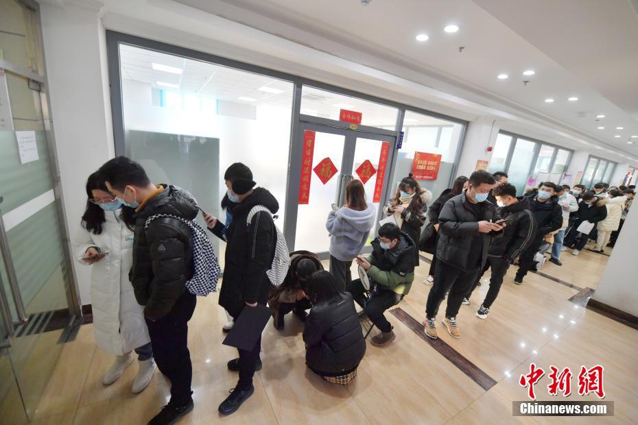 China: vários casais registram casamentos em dia especial